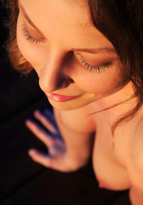 Sylflignende tenåring Nikia A Baring Tiny Pupper og Hot Ass Outdoor
