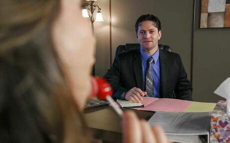 Foxy American Dark Hair Youthful Melissa Moore i snygg kjol som suger Big Rod och får en sperma i munnen på kontoret
