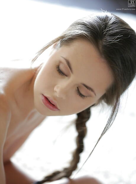 ウクライナのポルノスター、アブリル・ジェラルドが小さなおっぱいを露出してオナニー。
