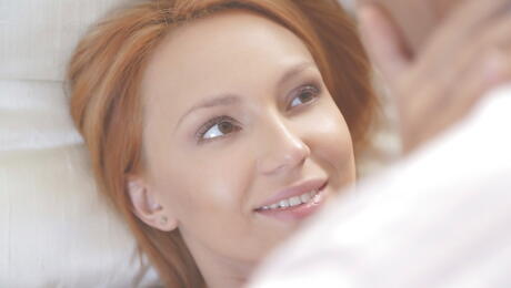 Uitstekende Russische bom Nataly von in hete lingerie hard geneukt na zuigende staaf
