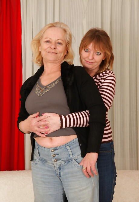 Verbazingwekkende vervaldatum Lesbiennes Sara D en Jane C Licking natte kutjes tijdens hete lesbische seks
