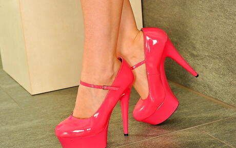 란제리를 입은 호기심 많은 영국 귀염둥이 페이지 터나가 뜨거운 발 페티쉬를 만듭니다.
