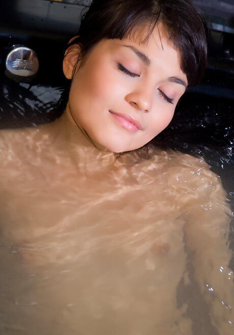 Foxy donker haar jeugdige landysh a ontdekt kleine tieten en verspreidt haar benen
