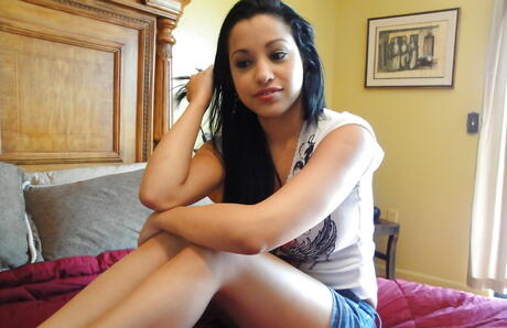 I Know That Girl: Enticing american babe Abella Anderson exhibiting big titties and butt