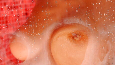 Club Sandy: Attraktive albanische Milf Breanne Benson aus, die große Klopfer und einen heißen Arsch in der Dusche ausstellt