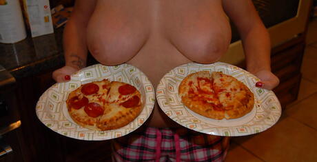 Girlfriend Revenge: Eccellente Redhead American Ashlee Graham espone grandi tette e maltratta