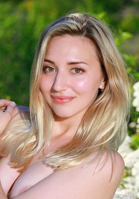 Forme blonde teen amaly i grimt fodfetish udenfor
