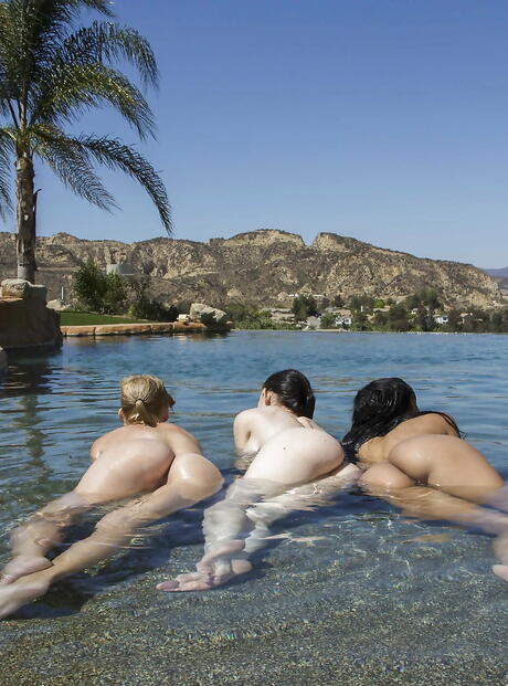 Femmes chaudes Kimberly Kendall et sa petite amie se plaisent à la plage
