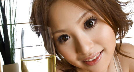 Glamorös japansk brud Yui Aoyama i heta undies visar stora boobies och heta rumpa utanför
