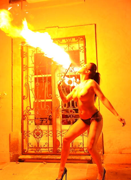 豪华英式丹妮拉-梅享受 bdsm 行动
