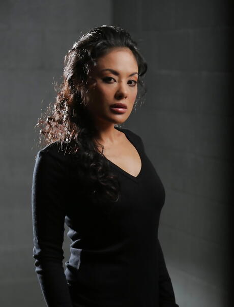 Wicked: La deliciosa milf de Malasia Kaylani Lei descubre pequeñas tetas mientras se quita la ropa