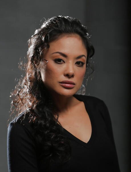 Saftig malaysisk Milf Kaylani Lei afslører små bryster, mens hun tager sit tøj af
