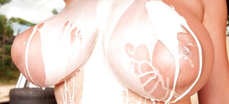 La tentadora bomba de la bomba ucraniana, Valory Irene, bares grandes tetas y culo caliente
