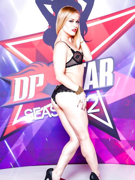 Uitstekende Amerikaanse blonde Ash Hollywood -staven kleine tieten en hete kont
