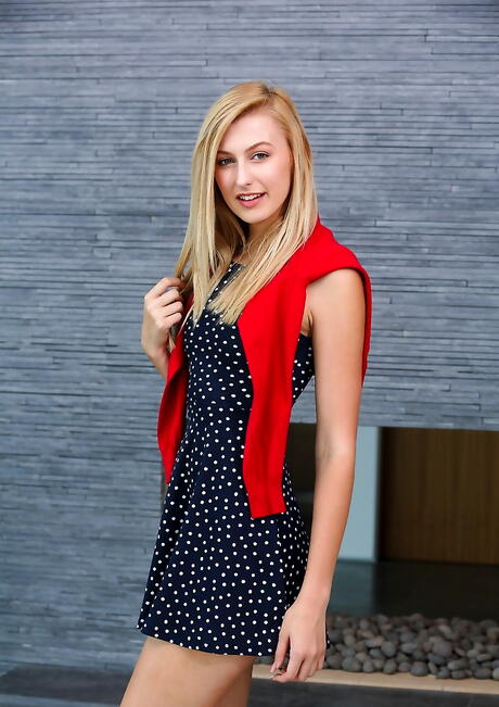 Svelte brittisk blond ung Alexa Grace i kjol som avslöjar små bröst och sprider benen
