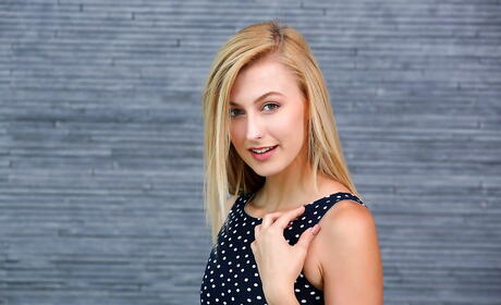 Svelte britisk blonde unge Alexa Grace i nederdel afslører små bryster og spreder hendes ben
