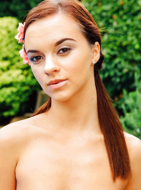 Splendido adolescente francese Lea Guerlin mostra piccole tette e figa pelosa all