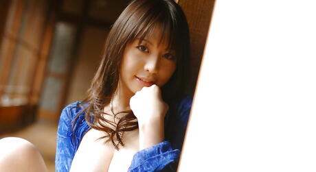 Schöne japanische Cutie ai takeuchi bares Big Hooters und sexy Arsch
