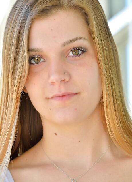 Gracile American Blond junger Aubrey Snow Bares kleine Titten und verbreitet ihre Beine im Freien
