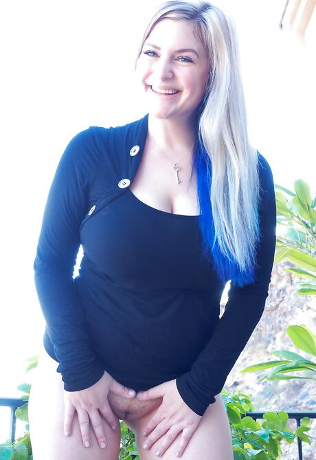 Luxurious blonde hottie Danielle Delaunay likes some hot foot fetish