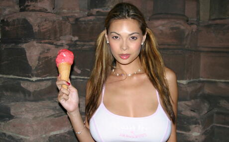 MILF Tera Patrick الرائع الذي يكشف عن ثدي كبير ويلعب مع ممارسة الجنس في الهواء الطلق
