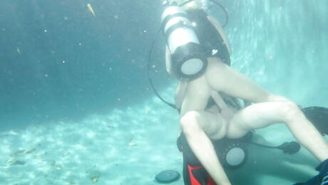 Deluxe Angelina Ashe ha sbattuto forte nella sua simpatica figa dopo un buon pompino vicino alla piscina
