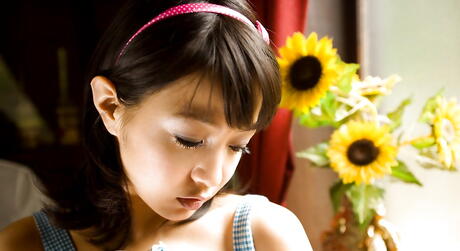 小さなおっぱいとセクシーなお尻を露わにした下着姿のホットな日本のティーン、七海なな。
