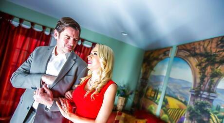 Utmerket amerikansk blond milf Katie Morgan knullet etter å ha sugd enorm stang
