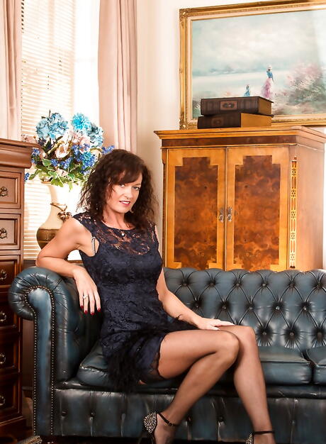 Nyfiken ryska mogna Lucy Heart i sexiga underkläder avslöjar hennes rumpa och ryck av
