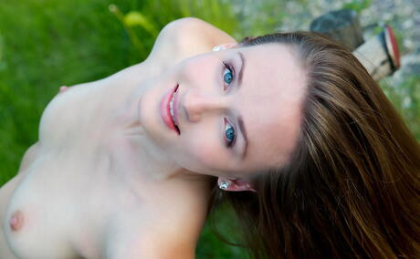 Sexet ungdommelig Vittoria Amada viser små bryster og spreder sine ben udendørs
