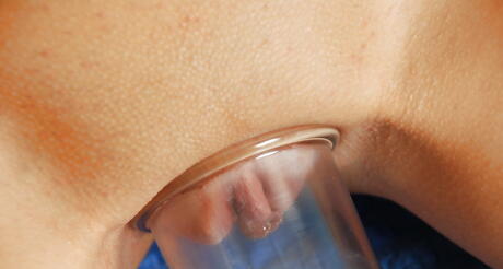 Charmig brunett hottie mellie i sexiga trosor förnekar stora hooters och spel med dildo
