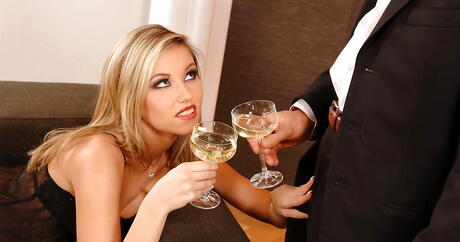 Deluxe Russian Blond Milf Cherry Jul suger på pikk og nyter et cumshot i ansiktet
