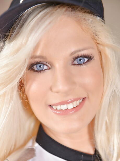 诱人的匈牙利金发女郎 Candee Licious 秀出小奶子，把玩具放进阴道里
