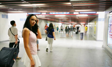 Sexy morena jovem gwen a em bela saia desnuda peitos grandes e espalha as pernas ao ar livre
