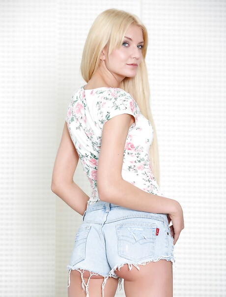 Bomba rubia de la lata grande neblina en lencería expone pequeñas tetas y extiende sus piernas
