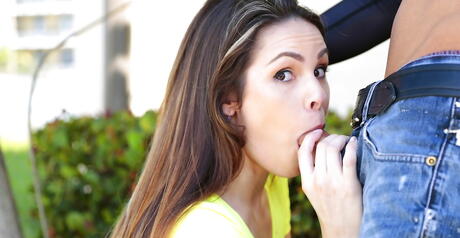 Sexy Amerikaanse Rayna Rose berooft op Rod Buiten
