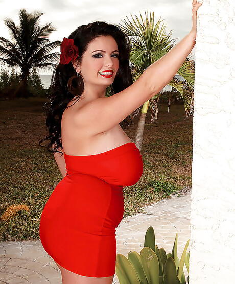 Sexy rumana grasa Arianna Sinn revela grandes tetas y trasero caliente al aire libre
