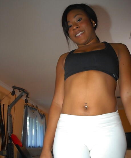 Luscious American Babe Serenity Evans bares kleine tieten en hete kont
