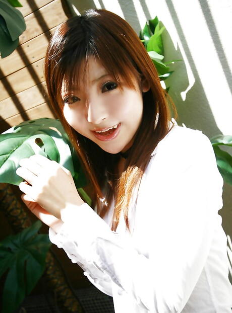 مراهق ياباني رينجي ياباني ميو في تنورة يعرض الثدي الصغيرة واللعب مع لعبة
