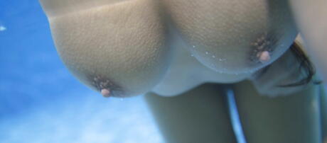 超棒的美国人 Anissa Kate 在泳池边用鸡巴插屁眼
