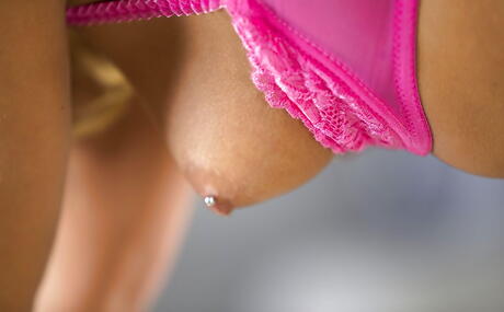 Nieuwsgierige Amerikaanse blonde pornoster Carter Cruise in lingerie onthult haar kont en harig poesje
