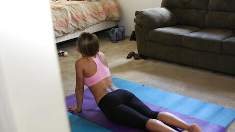 Hot American Hottie Megan Fenox obnaża jej tyłek
