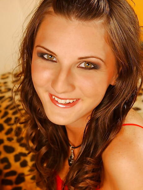 Hot girls Vanda Vitus and Kim use a strapon 