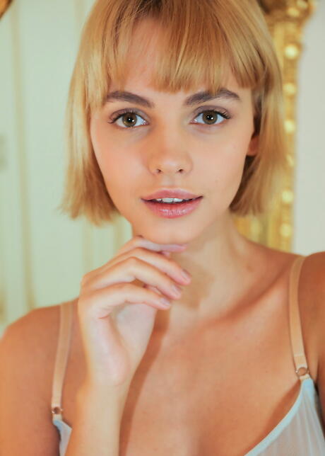 Atemberaubendes blondes Babe lilit a in sexy Unterwäsche zeigt kleine Titten und verbreitete ihre Beine
