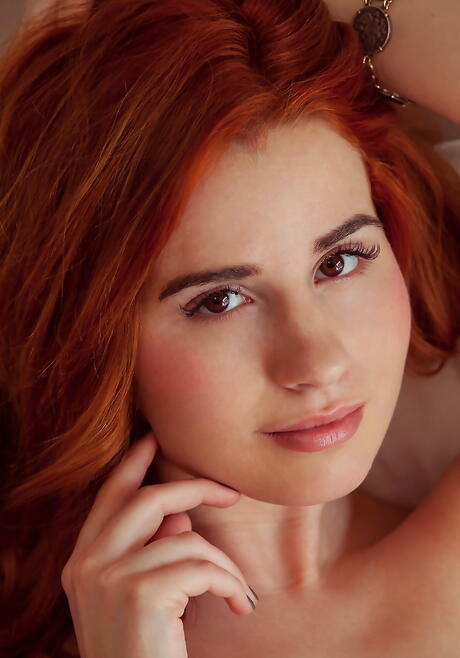 身着内衣的乌克兰红发少女妮可-拉-克雷（Nicole La Cray）的热辣恋足癖
