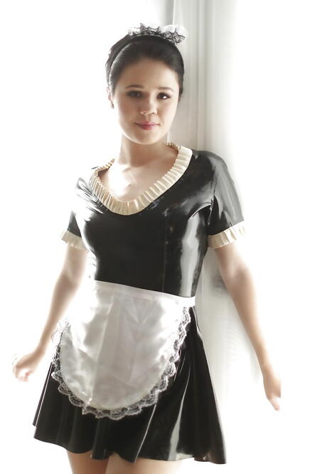 制服姿のホットなアメリカ人ポルノ女優Yhiviが小ぶりのおっぱいとホットなお尻を公開
