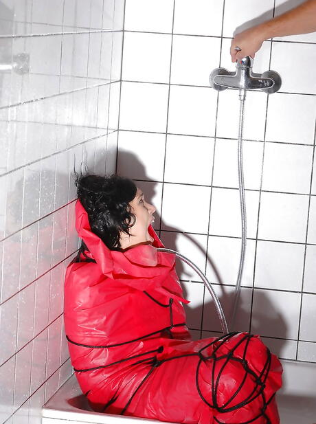 Nieuwsgierige Hongaarse donkerharige Miho Lechter in BDSM-actie in de douche
