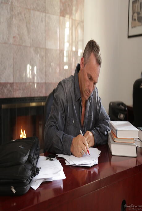 Americana American Pornstar American Sara Luvv chupar pau e pegue -o na vagina
