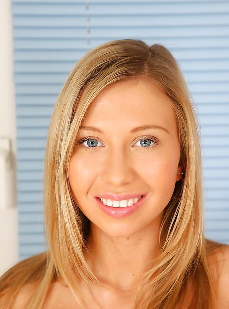 Saftig ungdommelig Nastie afslører hendes røv i nederdel og barberet fisse
