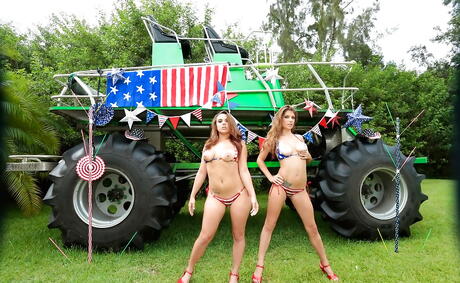 穿着花哨短裤的迷人女孩 Dillion Carter 和 Maria Jade 在户外火辣的女同性恋性爱中舔舐美味的阴部
